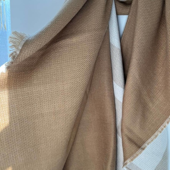 NEW Banana Republic Reversible Tan Plaid Poncho One Size - Picture 6 of 7